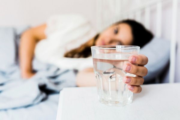 Nyáron a betegápolás különleges kihívásokat állít a szeretteikről gondoskodók elé. Fontos, hogy biztosítsuk a tisztaságot és megfelelően hidratáljuk a beteget.