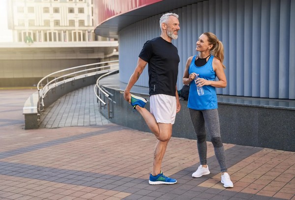 Sport közben jelentkező inkontinencia? Tudja meg, mi okozza, hogyan előzhető meg, és mely sportok segítenek a medence és a fenék izmainak erősítésében.